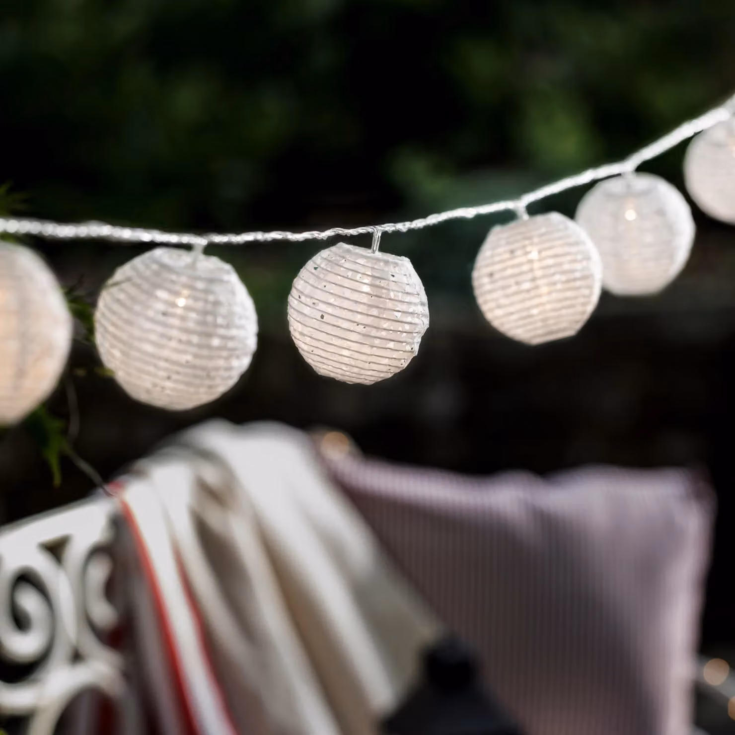 Lights4fun 4m Connectable Weather-Resistant Oriental Cut Out Lantern String Lights with 20 Warm White LED Bulbs in Beige and White