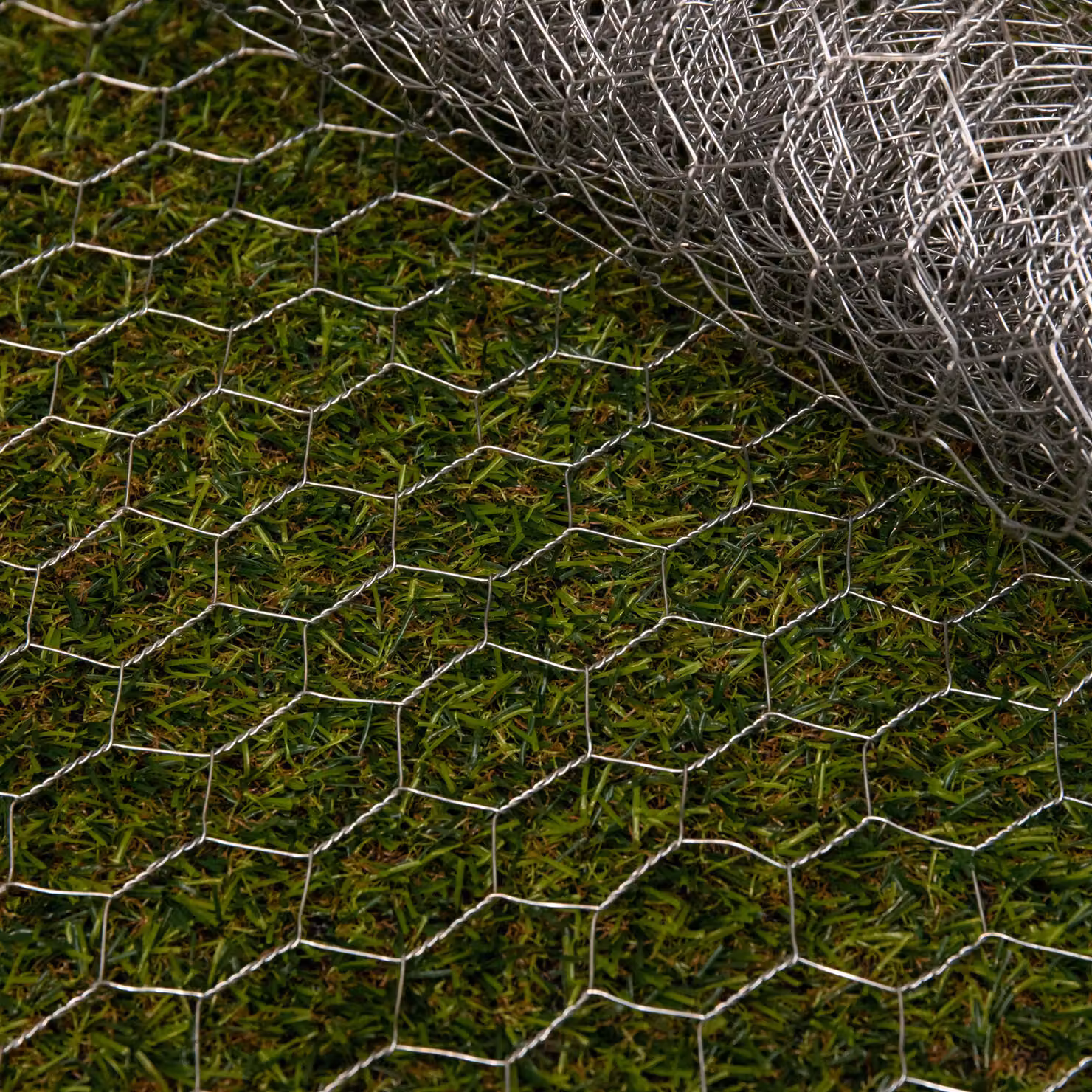 Samuel Alexander Galvanised Chicken Wire Garden Netting in Silver, W: 0.9 m, L: 5 m, Thickness: 25 mm – 2