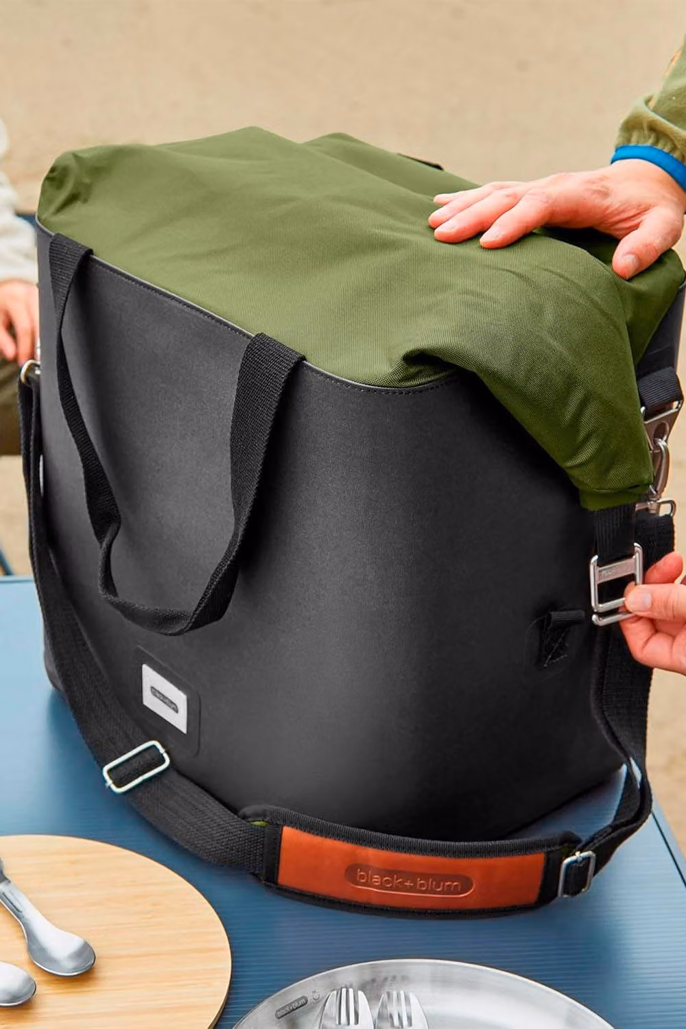 Black + Blum Insulated Cooler Bag 25L in Black and Moss Green – 2