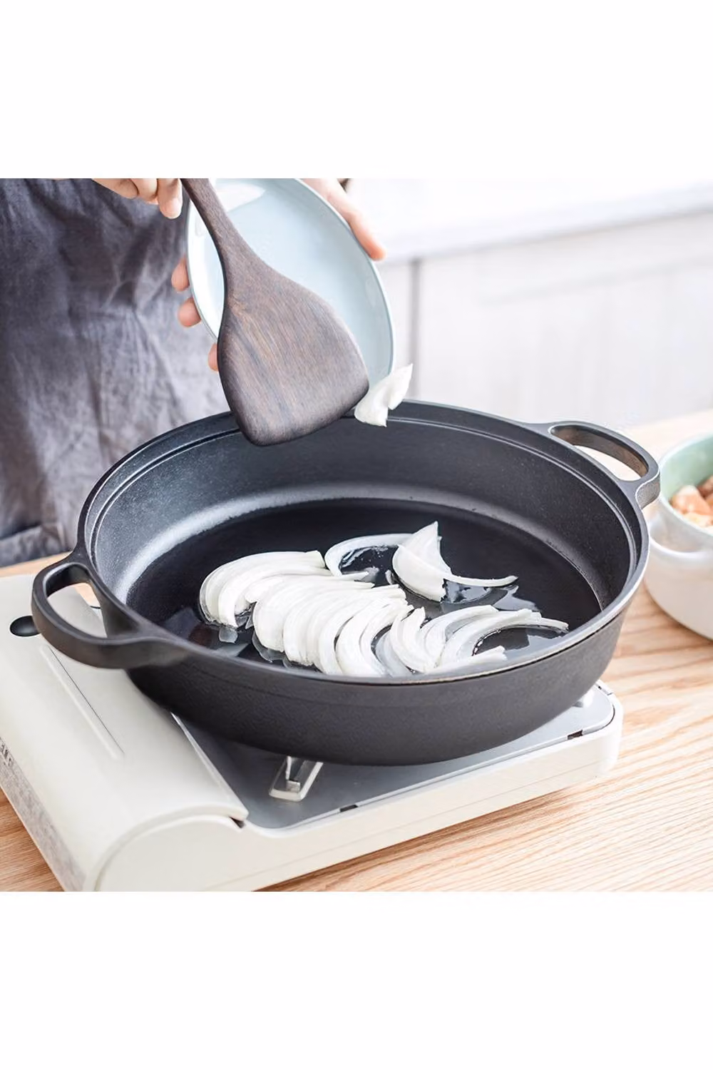Living and Home Pre-Seasoned Round Cast Iron Casserole Braiser with Glass Lid, Black, Diameter: 30 cm – 1