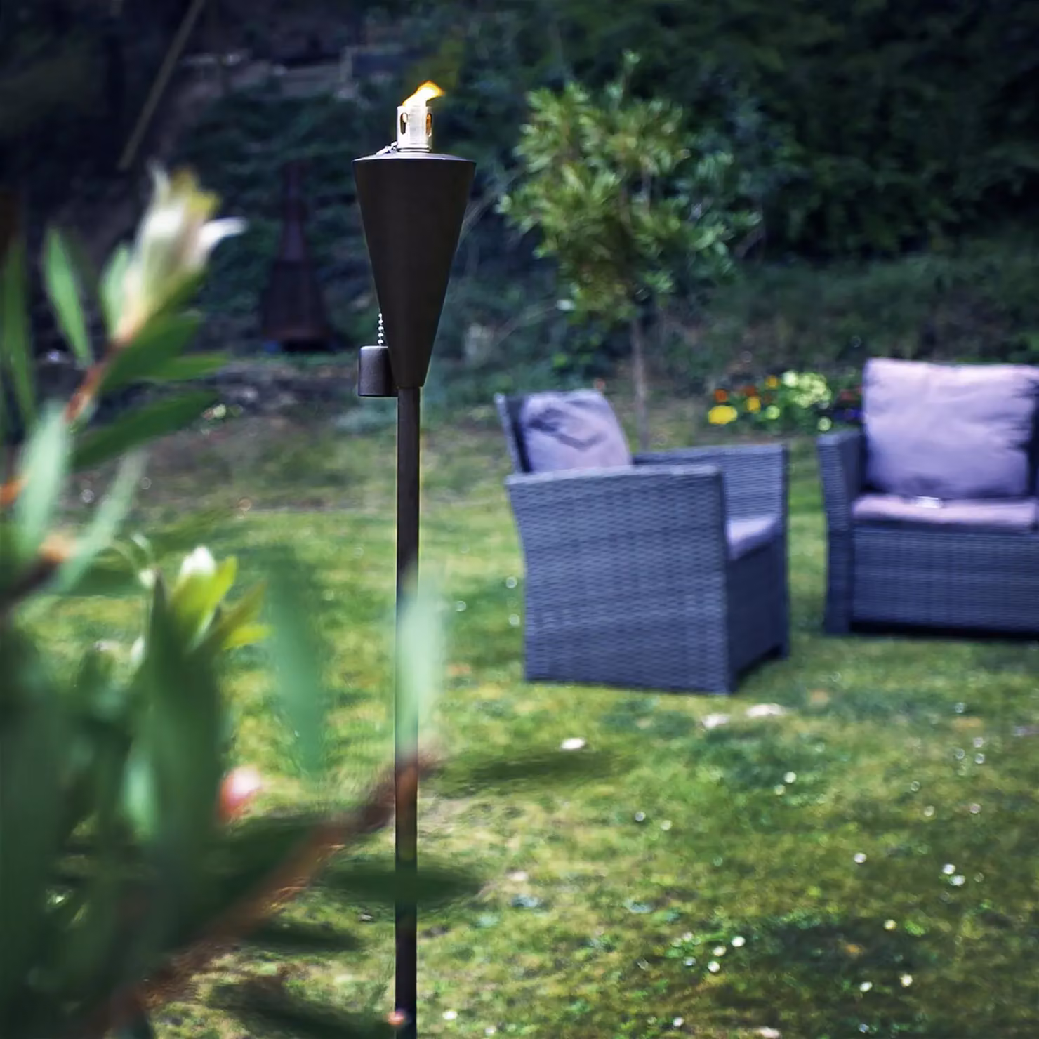 Harbour Housewares Set of 6 Black Metal Cone Tiki Garden Flame Torches with Ground Spike – 4