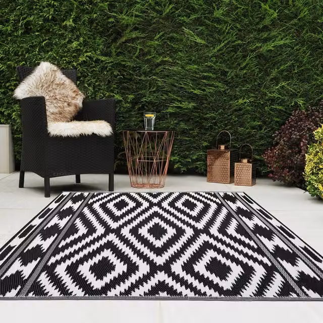 JVL Reversible Woven Plastic Outdoor Garden Rug, Black, W: 133 cm, L: 190 cm