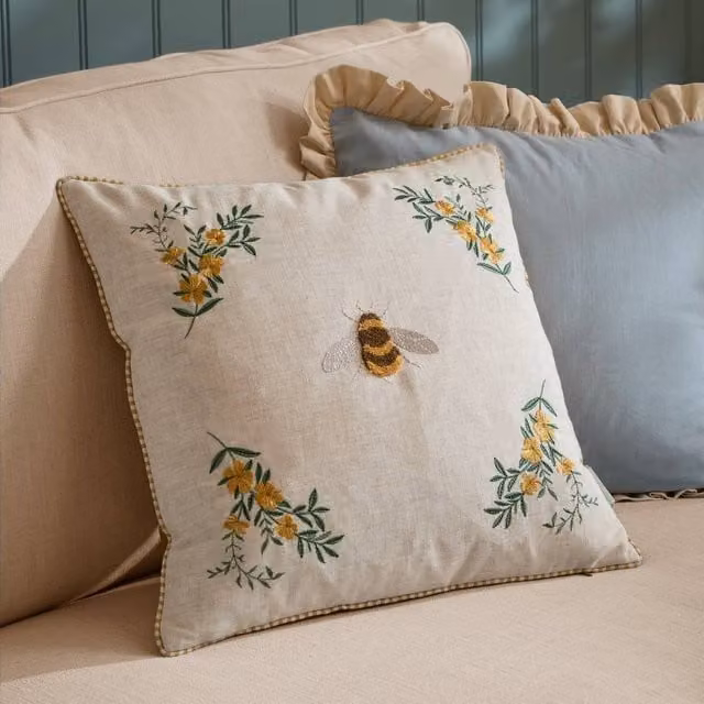 Wylder Ramble Bee Tufted Velvet Decorative Cushion in Beige, W/D/H: 45 x 45 x 45 cm – 1